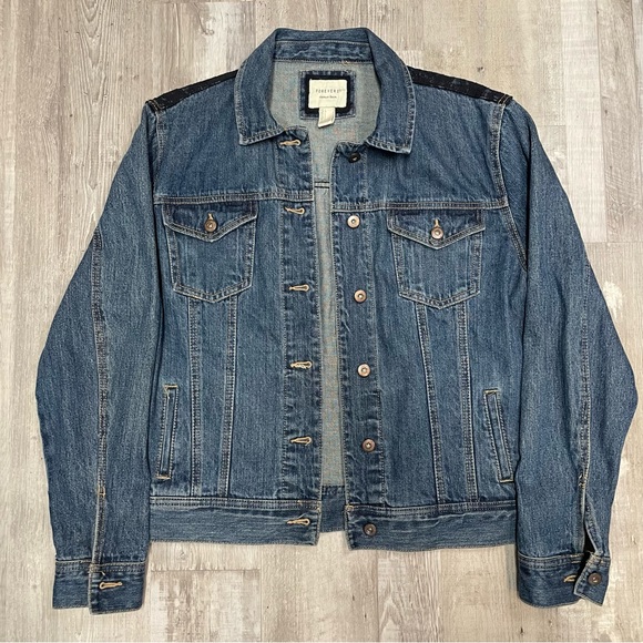 Forever 21 Women's Denim Four Pocket Blue Jean Jacket Size Large - Picture 2 of 9